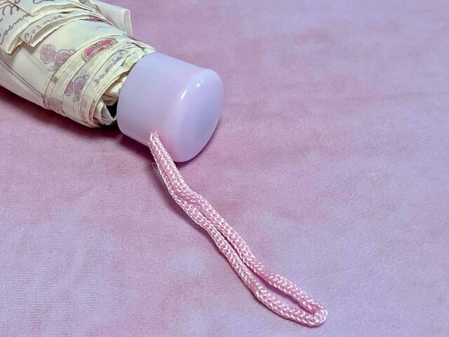 【3COINS×セーラームーン】持ち手はピンク。淡いイエローとの組み合わせがキュート！