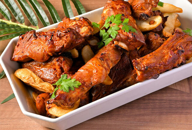 「ハワイアンスペアリブ」＜期間：2025年7月1日〜31日＞【ダイナミックシュラスコ＆豪快手掴みシーフードが食べ放題！神戸のホテルで“海鮮VS肉”の贅沢ビュッフェ体験！】