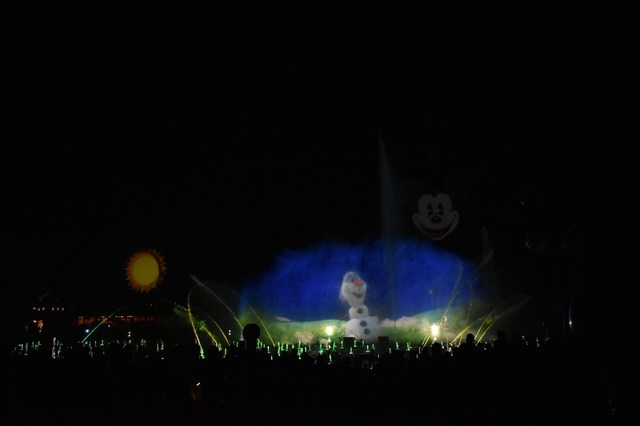 オラフが案内人としてWINTER DREAMSは進行します