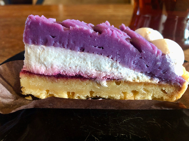 【タリーズコーヒー 紫芋とカシスのタルト】紫と白とクリーム色のコントラストが可愛い