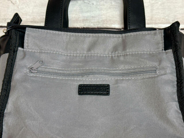 内側の前面側にはファスナーポケット付き！