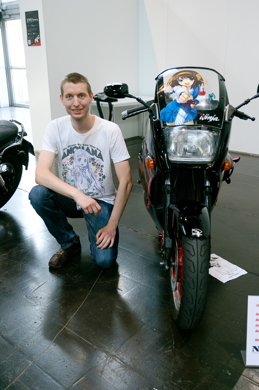痛単車とオーナー 正面には「涼宮ハルヒ」、サイドやメーターには「エルフェンリート」のイラストあり