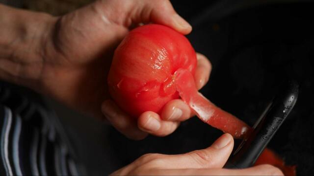 【OXO タテ型 ピーラー】薄くて柔らかいトマトの皮も難なく剥けて衝撃…！