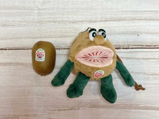 ぬいぐるみ時のサイズは約 全長12cm［足を含む・最大］×幅7cm［手を含まず・最大］【付録：ゼスプリ キウイブラザーズ チャームにもなる！レッドのぬいぐるみエコバッグ】