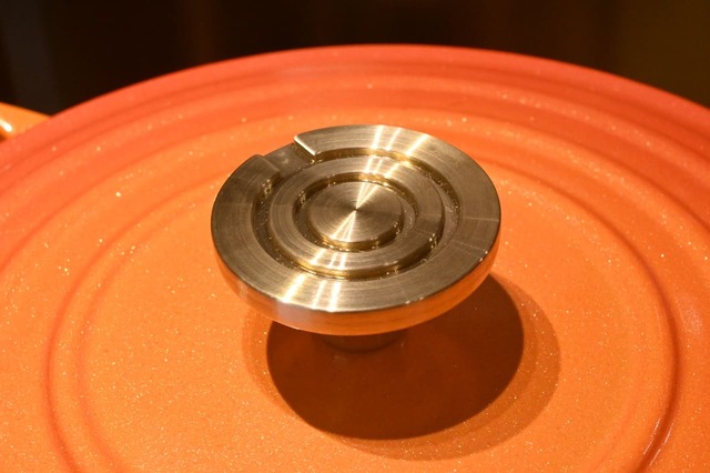 【ル・クルーゼ】鉄を溶かす際に使われる坩堝（るつぼ、クルーシブル）のデザインをあしらったつまみ