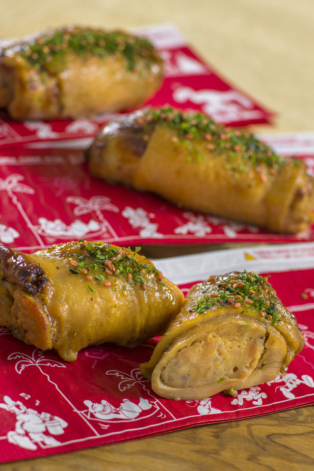 ブラックペッパーてりやきチキンロール 500円｜東京ディズニーシー「レストラン櫻」テラス席