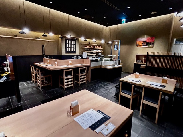 【茅乃舎 だしおでん】テーブル席のほか、カウンターもありました