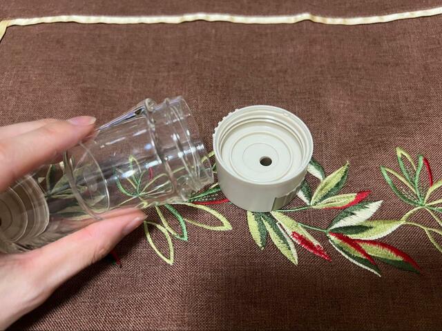 【3COINS＋plus 定量調味料ボトル】フタの取り外しも簡単！