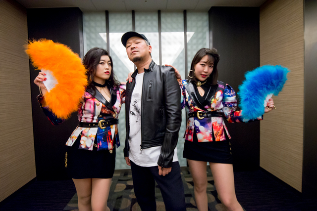 ベッド・イン　益子寺かおり　中尊寺まい／cali≠gari　桜井青（G）　（撮影　市村岬）