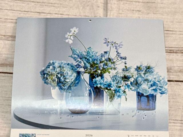 2月は「浄化、透明感、ブルー」がキーワード。小さく可憐な花々と透明感溢れるブルーのガラスの花器が美しすぎる〜！