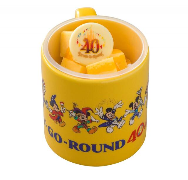 チーズケーキ・マンゴープリン、スーベニアカップ付き 950円｜東京ディズニーリゾート40周年“ドリームゴーラウンド”「MEMORY-GO-ROUND」スーベニア付きメニュー｜発売日：2023年6月13日（月）