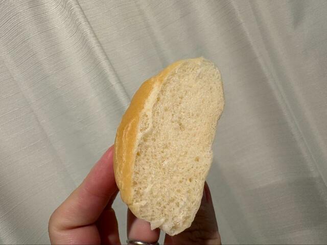 【ロピア 北海道産小麦の生ミルクパン】割ってみると中はふんわりエアリーな断面が広がります、ずっしりした見た目とは裏腹に口の中に入れると思った以上に軽い食感に驚きます◎