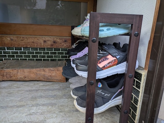 【ニトリ　2段重ねできる伸縮シューズラック】ラック使用後。横から見ると若干傾斜があり、取り出しやすいです◎