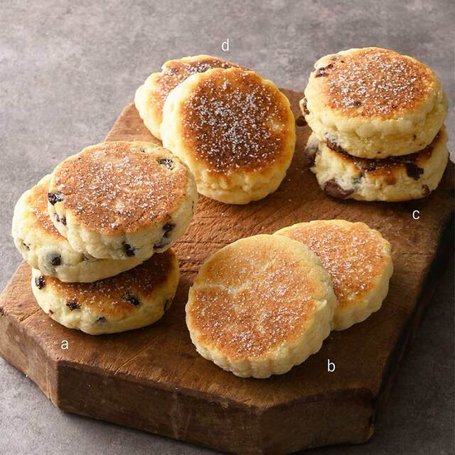 「＜ベイクストーンズ＞ウェルシュケーキ a.トラディショナル 378円　b.プレーン 346円　c.ミルクチョコレート 378円　d.ホワイトチョコレート 」＜期間：2024年8月28日～9月2日＞【魅惑の英国菓子「スコーン・ウェルシュケーキ・ファッジ」も！日本初上陸スイーツも楽しめる「英国展 日本橋三越本店 2024」開催】