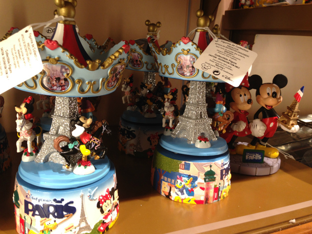 右のメリーゴーランド。ミッキーがいません。このようなフィギュアが良く店頭に置いてあるので注意です！