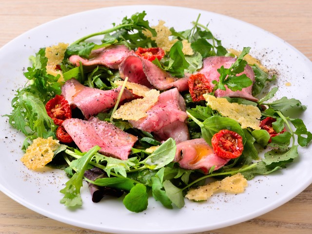 牛タンローストビーフとドライトマトのサラダ