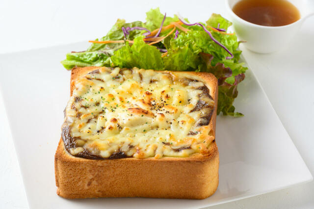 「カレーグラタントースト」<価格:1,265円(税込)>【人気ブランドのパンを使用したモーニングやオリジナルのスイーツコースも♪「NOSTA CAFE」に新作が続々登場!】