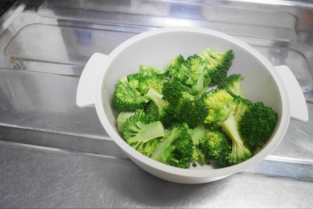 【えびとブロッコリーの卵炒め】ブロッコリーはあらかじめレンジでチン