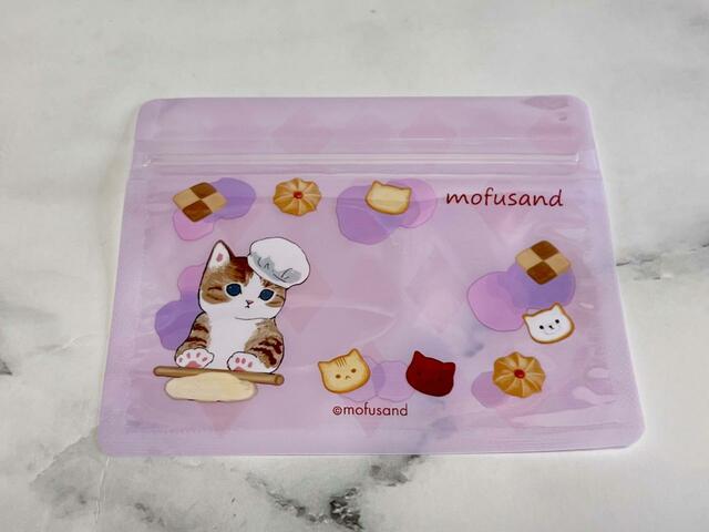 【Seria（セリア）】お色はパープル・ブルー・ピンクの3色展開。パープルはクッキーを作っているにゃんこデザイン♪