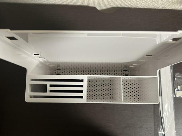 【山崎実業　tower　オールインワンホルダー】まな板を収納する大きめのスペースが1つ、料理器具を入れられるスペースが2つ、包丁やキッチンばさみを収納できるスリットが5つあります