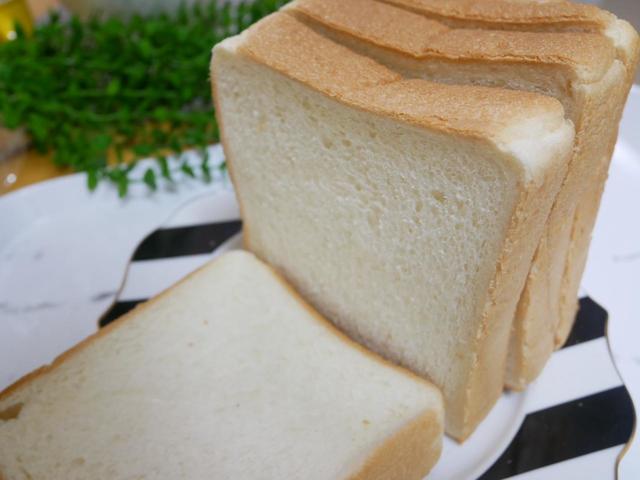 袋を開けるだけで、ふわーっと広がる甘い小麦の香り／長時間発酵食パン　1/3本（税込357円）