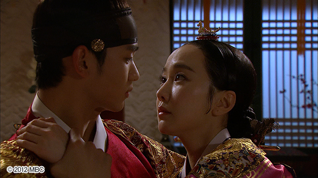 『太陽を抱く月』　© 2012 MBC