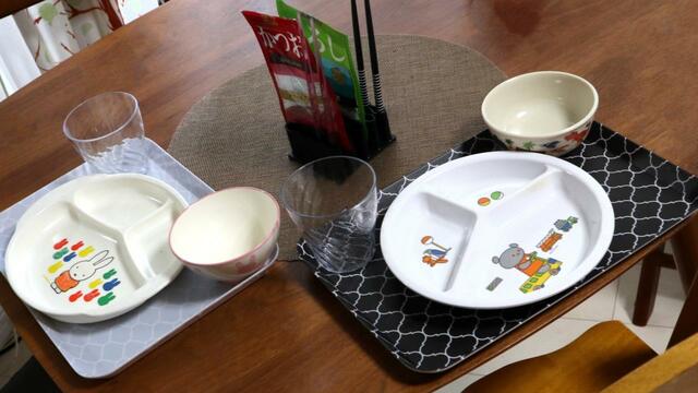 【セリア ステーショナリースタンド】子どもが大好きなふりかけは穴の外の溝に挟んで   