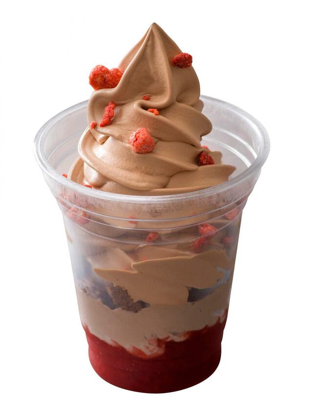 スペシャルサンデー（チョコ＆ストロベリー） 780円｜「ディズニー・クリスマス」スペシャルメニュー｜東京ディズニーリゾート40周年“ドリームゴーラウンド”｜販売店舗：東京ディズニーランド「アイスクリームコーン」｜販売期間：2023年11月1日（水）〜12月25日（月）