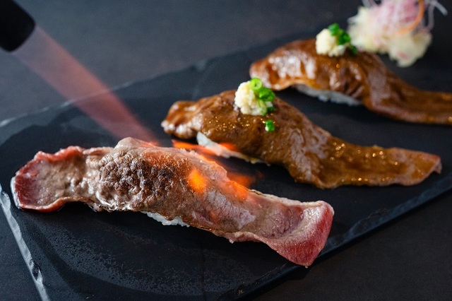 「黒毛和牛の炙り寿司」<期間:2025年12月31日/2026年1月1日>【12月31日&1月1日の祝宴!SAPPORO STREAM HOTELで北海道の豊かな食材を味わうディナーブッフェ初開催!】