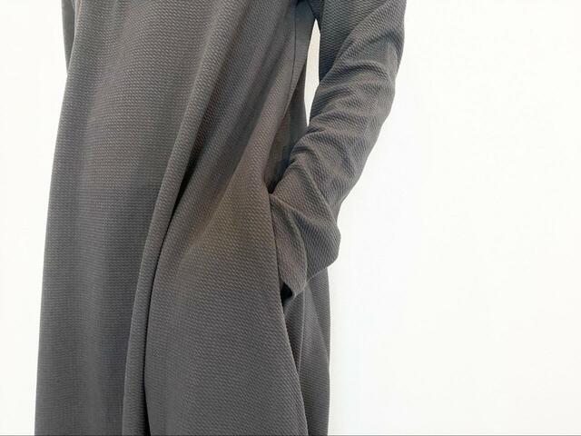 【coca エンボス長袖Aラインワンピース】両サイドにポケット付きなのも地味にうれしいポイント！