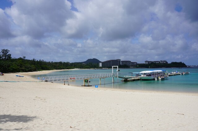【オリエンタルホテル 沖縄リゾート&スパ】ホテルからほど近い「かりゆしビーチ」ではさまざまなマリンアクティビティが楽しめる