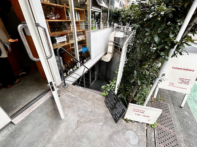 【カタネカフェ】カフェ入口に置かれた黒板には、その日のメニューが書かれています