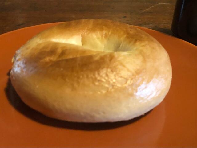 【カルディ　二ューヨークベーグル　プレーン】表面はサクサク、中はしっとりもちもち食感で美味しい