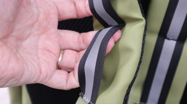 【ワークマン リフレクトソフトPUリュック】前面のポケットだけでなく、ショルダーベルトの中央にも反射材があしらわれています