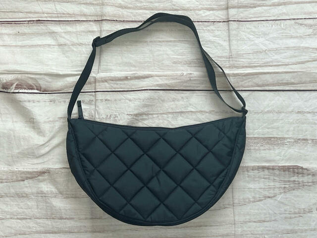 ユニクロの世界的大バズりアイテム「ラウンドミニショルダーバッグ」の新素材＆サイズアップバージョンが新発売！