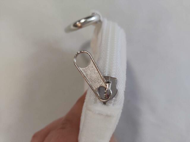 ファスナー式で、開閉もスムーズ