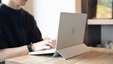 カバーとスタンドが一体に、MacBook Neo対応のフォリオ型ケース「Neo Folio」がMakuakeで予約販売中