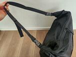 【無印良品　たためる撥水手提にもなるショルダーバッグ大】ゴムのストッパーがついていて、余ったショルダーストラップを固定できます