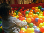 少し深めのボールプールは子どもに大人気。親も一緒に遊べることもあり、親子ではしゃいでしまいました。