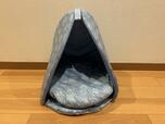 【ニトリ ペットベッド】ひんやり感のある三角形のテント型ペットベッドです