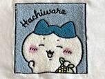 正面にハチワレのかわいいサガラ刺繍入りデザイン！