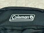 前面上部にお馴染みの「Coleman」のロゴプリント入り