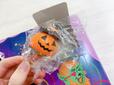 【カルディ ハロウィンくじびき】実際に小窓を開けてみると、中からお菓子やおもちゃが登場♪