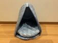 【ニトリ ペットベッド】ひんやり感のある三角形のテント型ペットベッドです