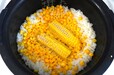 【カンロ飴レシピ：塩カンロ飴のとうもろこしご飯】炊き上がったらとうもろこしの芯を取り除き、さっと混ぜる
