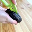 【アボカドカッター】持ち手の反対側の刃でアボカドを半分にカット