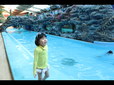 初めての流れるプールにドキドキ！