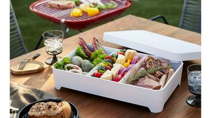 バラけがちな「鍋とBBQの食材管理」は、山崎実業の卓上水切りトレー