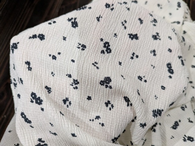 【coca　シャーリングオールインワン】白地にネイビーの柄の「Aタイプ」。全体的にゆったりした作りのため、個人的に下着のラインなどは気になりませんでした