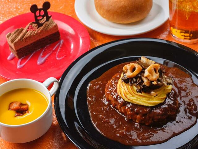 スペシャルセット 2,840円｜東京ディズニーリゾート「ディズニー・ハロウィーン」スペシャルメニュー｜販売店舗：東京ディズニーシー「ホライズンベイ・レストラン」｜販売期間：2025年9月16日（火）〜10月31日（金）